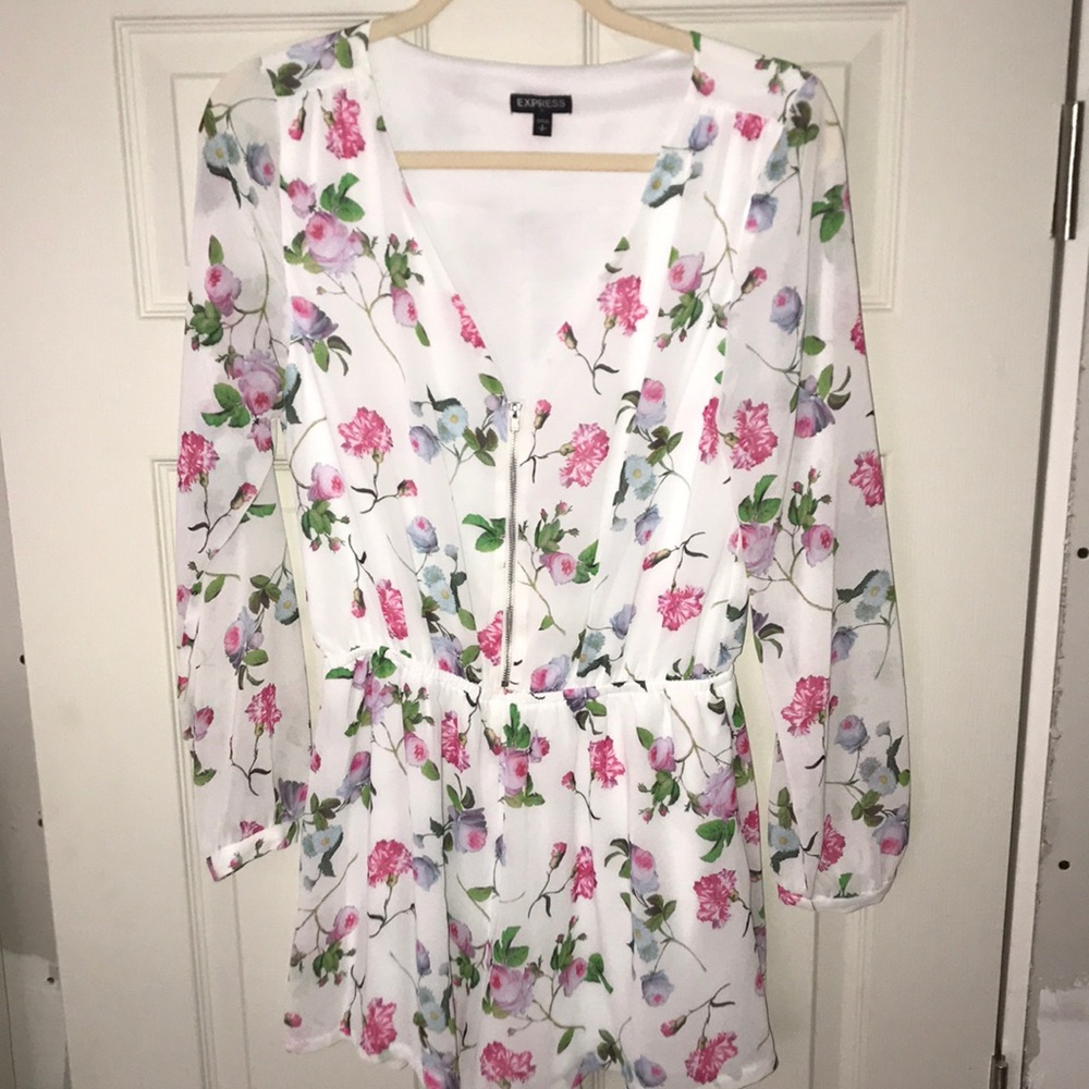 🚫SOLD🚫NWOT Express floral romper